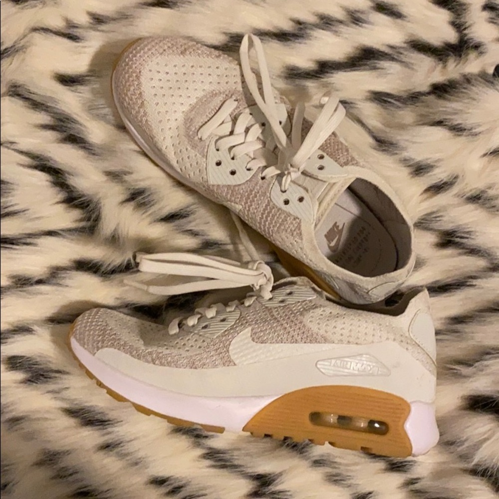 MAKE AN OFFER: Nike AirMAX size 6